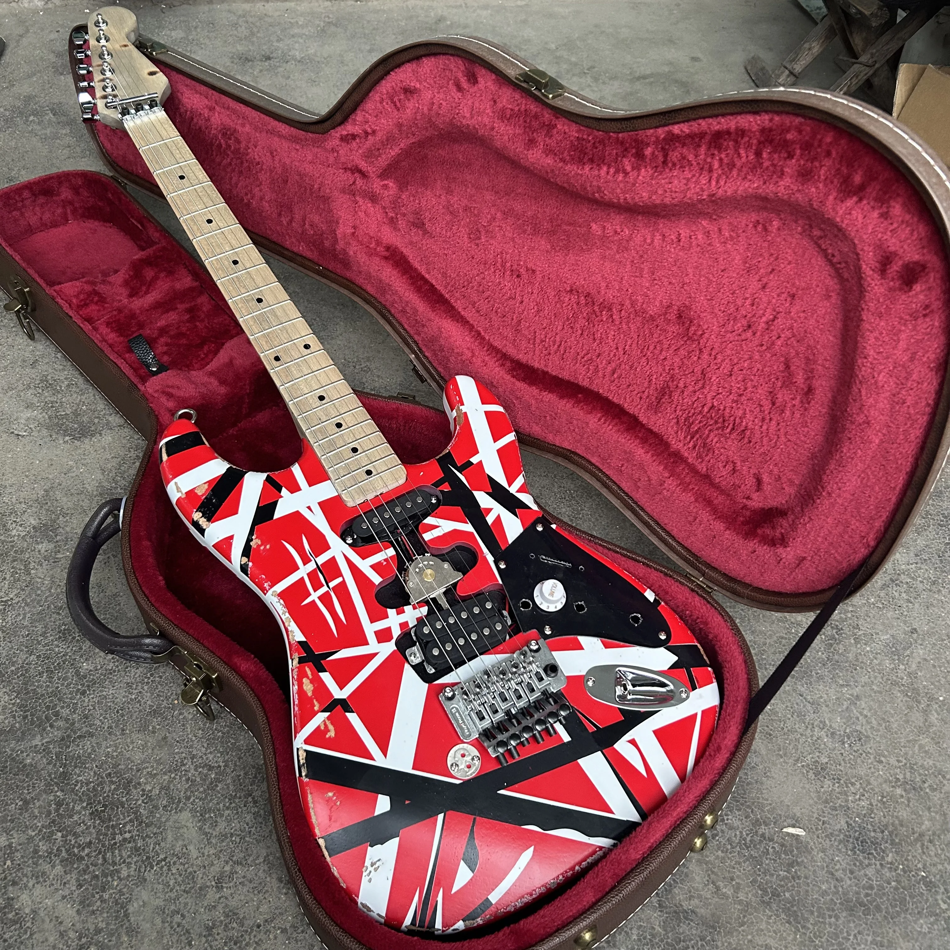 stock Edward Eddie an Halen Heavy Relic Red Frank-en Electric Guitar Black White Stripes Floyd Rose Tremolo Bridge Slanted