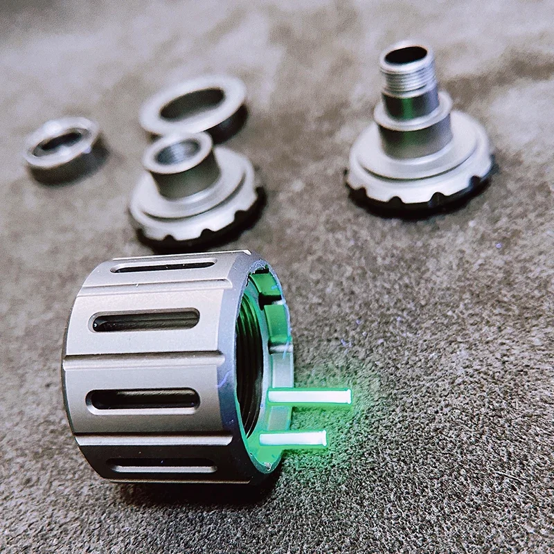 قلادة B.M War Hammer EDC - لعبة تململ من سبائك التيتانيوم ببصمة الإصبع لعبة تململ لتخفيف التوتر والقلق للبالغين