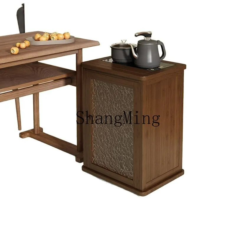 รถเข็นชาเคลื่อนที่ CL ขนาดเล็ก วางอยู่ในมุมห้องนั่งเล่น พร้อมเครื่องชงชาในตัวและกาต้มน้ำ