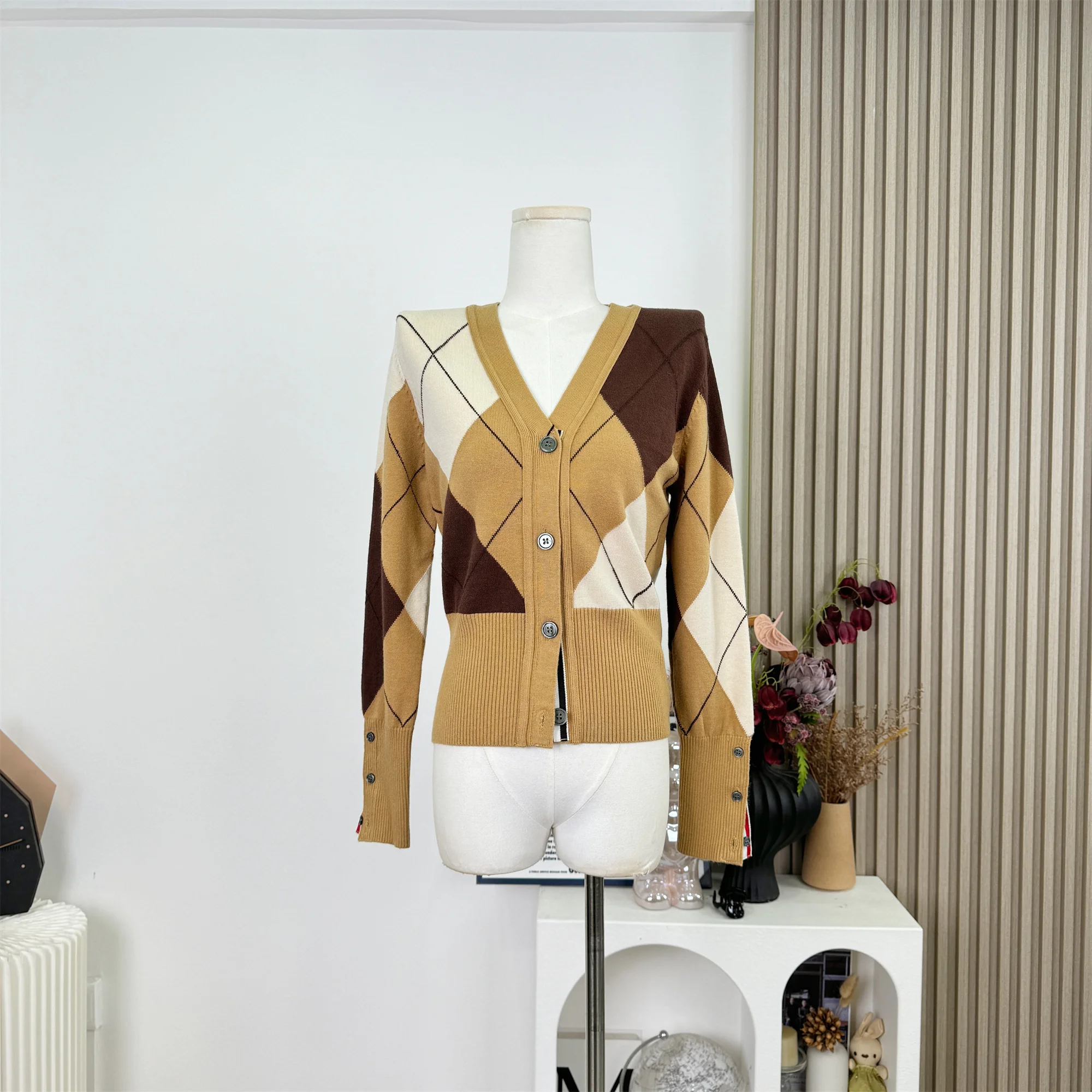 

Women's Autumn Winter England Style V Neck Long Sleeve Argyle Cardigan Lady Vintage Single Breasted Slim Cardigan Outwear