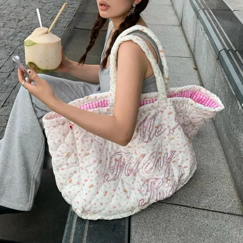 

2025 New Space Cotton Filled Diamond Grid Pattern Car Stitching Floral Pattern Design Large Capacity Single Shoulder Tote Bags
