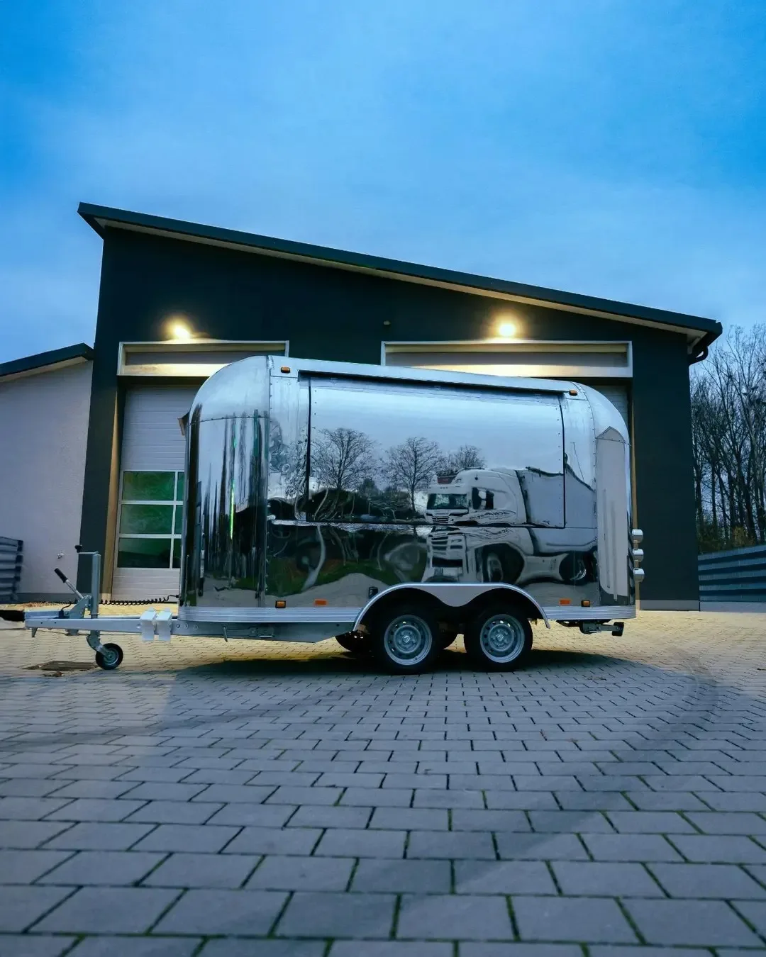 

Мобильный фудтрак-прицеп для продажи мороженого, соков, кофе, слякоти, пасты, пиццы и фастфуда, полностью оборудованный