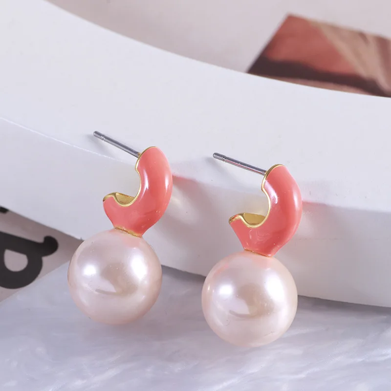 

Statement Classic Gentle Sweet Temperament Enamel Drop Glaze C-shaped Semi-open Pink Pearl Stud Earrings Hairdressing for Women