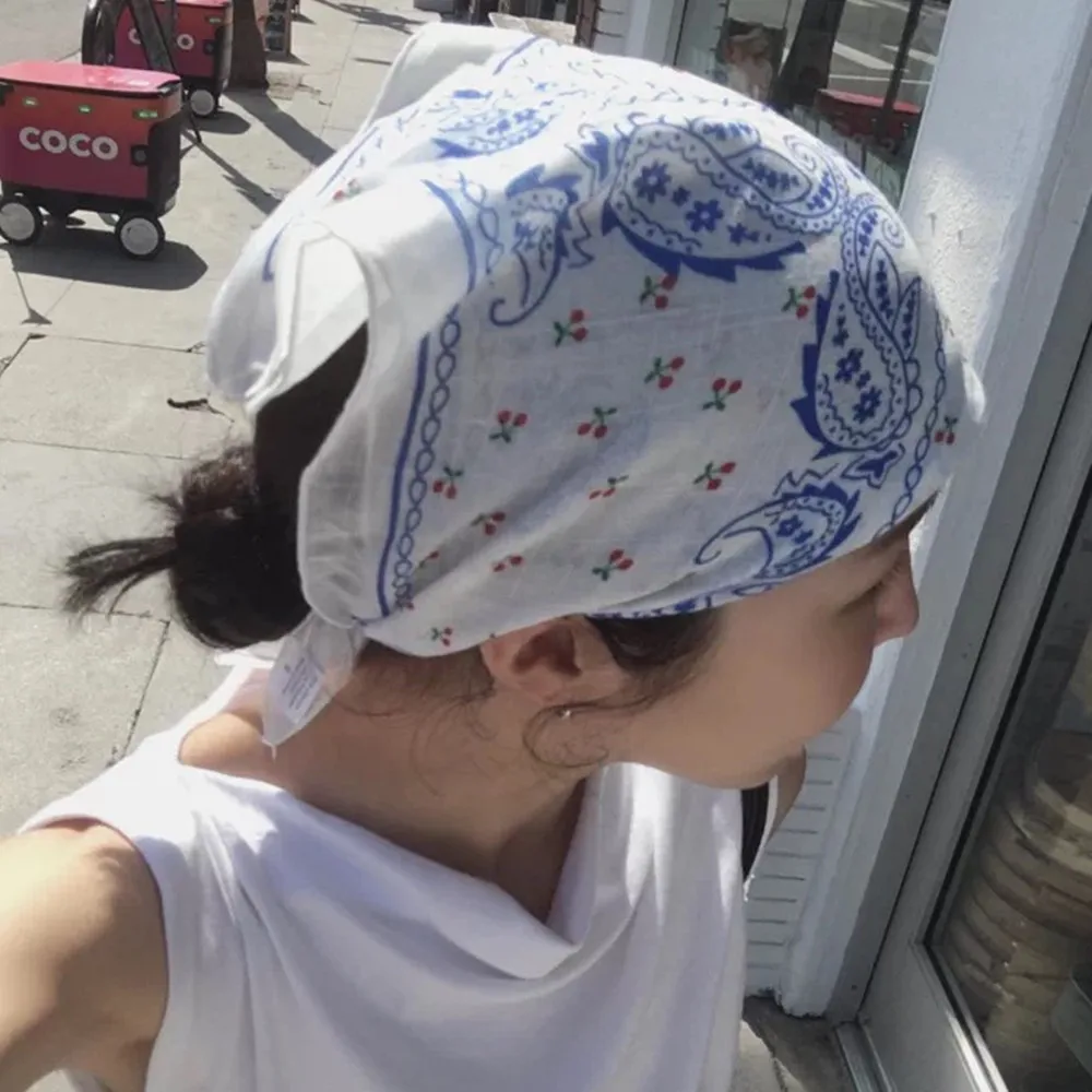 

2026 Хлопково-льняной маленький квадратный платок с вишневым принтом, женская корейская универсальная повязка на голову, модный хиджаб, очаровательное украшение для сумки