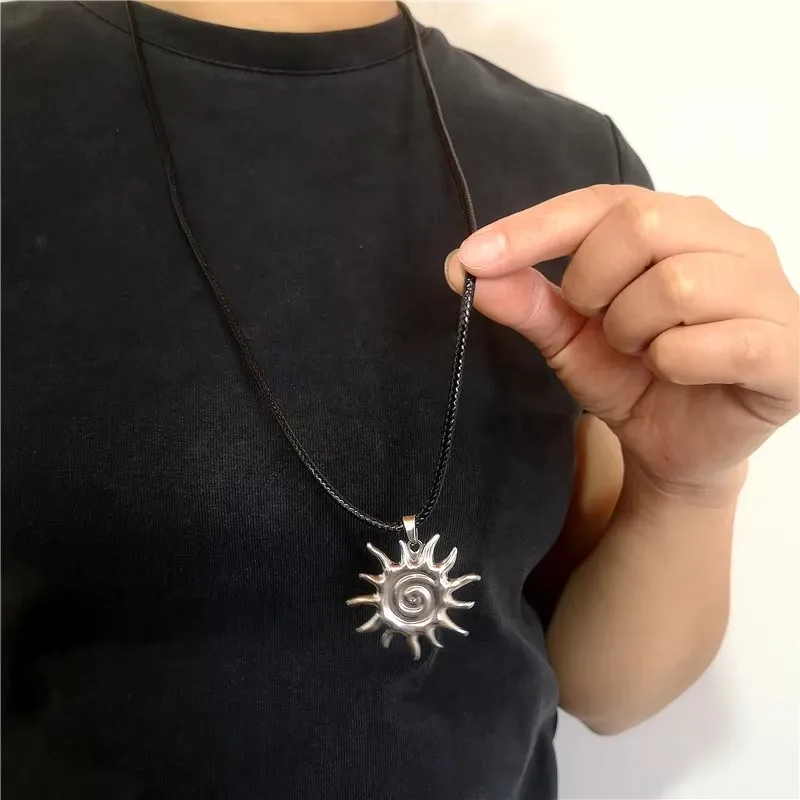فاسق القوطي الفولاذ المقاوم للصدأ المعادن دوامة الشمس الصليب الأحمر القلب قلادة سميكة طويلة الجلود حبل قلادة الرجال النساء إكسسوارات جذابة #2