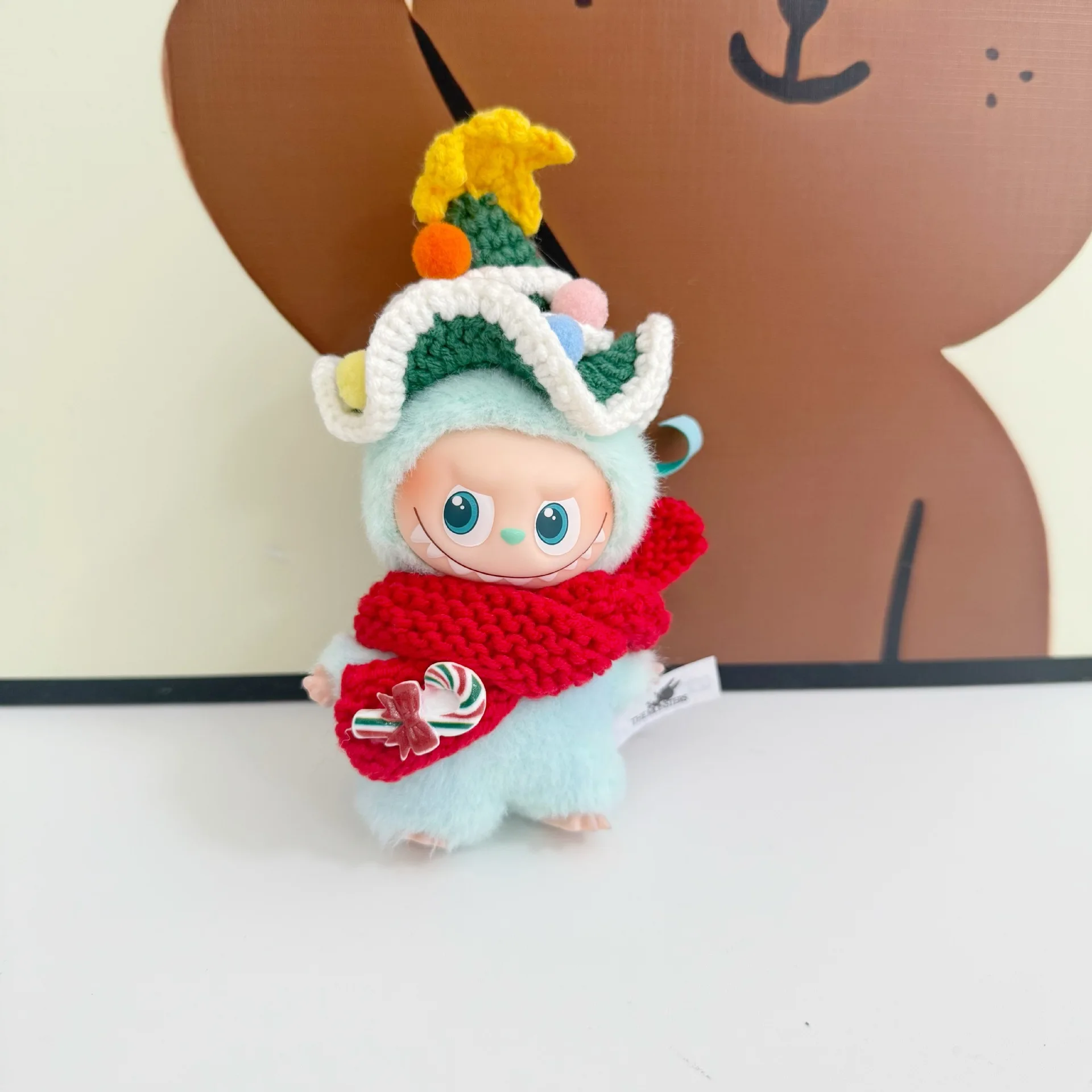 

Одежда для 10 см Labubu 4,0, мини-версия, кукольные брелки, вязаная шапка ручной работы с красным шарфом на Рождество/Новый год, фестивали