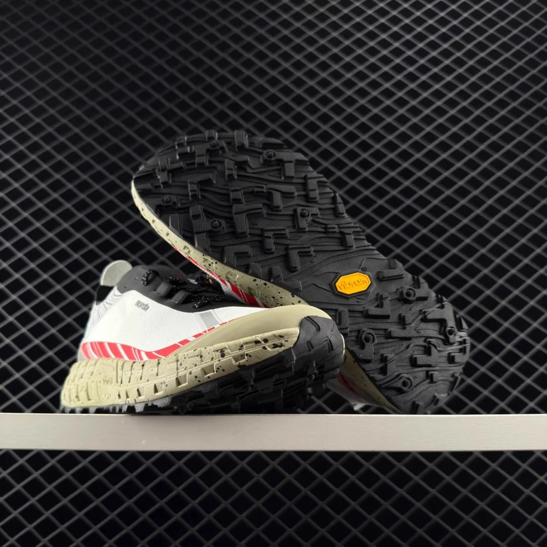 รองเท้าวิ่งระบายอากาศสำหรับผู้ชายรุ่นใหม่ปี 2025 รองเท้ากีฬากลางแจ้งน้ำหนักเบา รองเท้าฝึกซ้อมสำหรับผู้หญิงที่ใส่สบาย