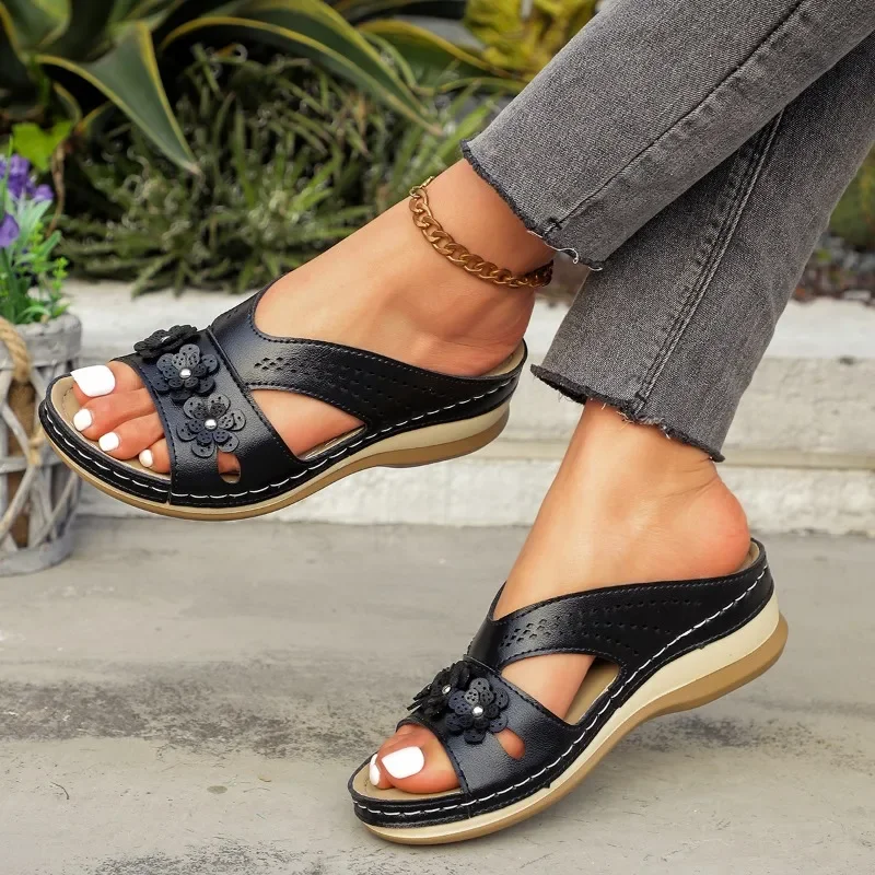 الأحذية النسائية 2025 رائجة البيع المفتوحة تو النعال النسائية حجم كبير في الهواء الطلق النعال غير رسمية النساء يزين جولة تو أسافين الصنادل