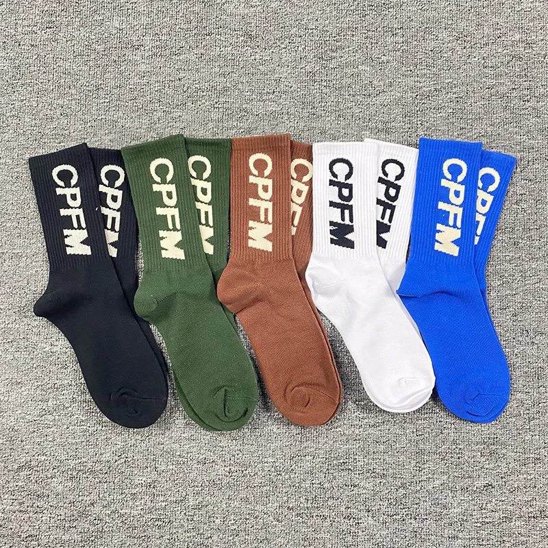 Venduto da 4 paia -- calzini sportivi in cotone multicolore kanye CPFM calzini a tubo medio coppia calzini jacquard alfabeto high street WZ51