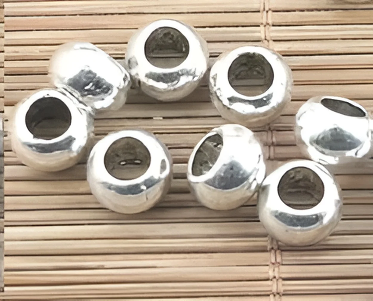 20pcs   8.5x5,loop 4mm    Alloy matel  tibetan silver simple  loose beads   HWH1060