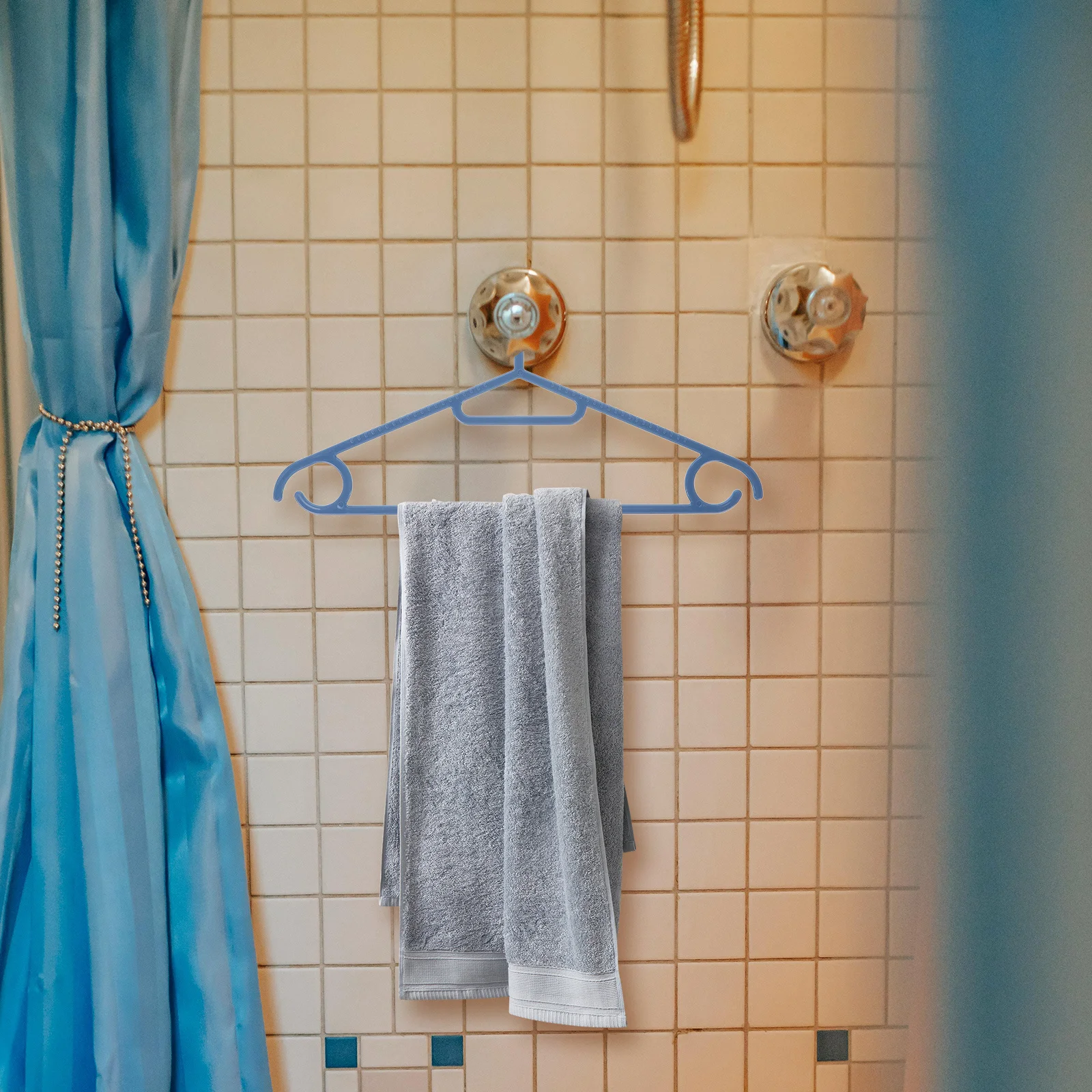 

3Pcs Standard Plastic Hangers Reinforced Clothing Hangers for Adult Garments Non-Slip Space Saving Design for Closet Laundry