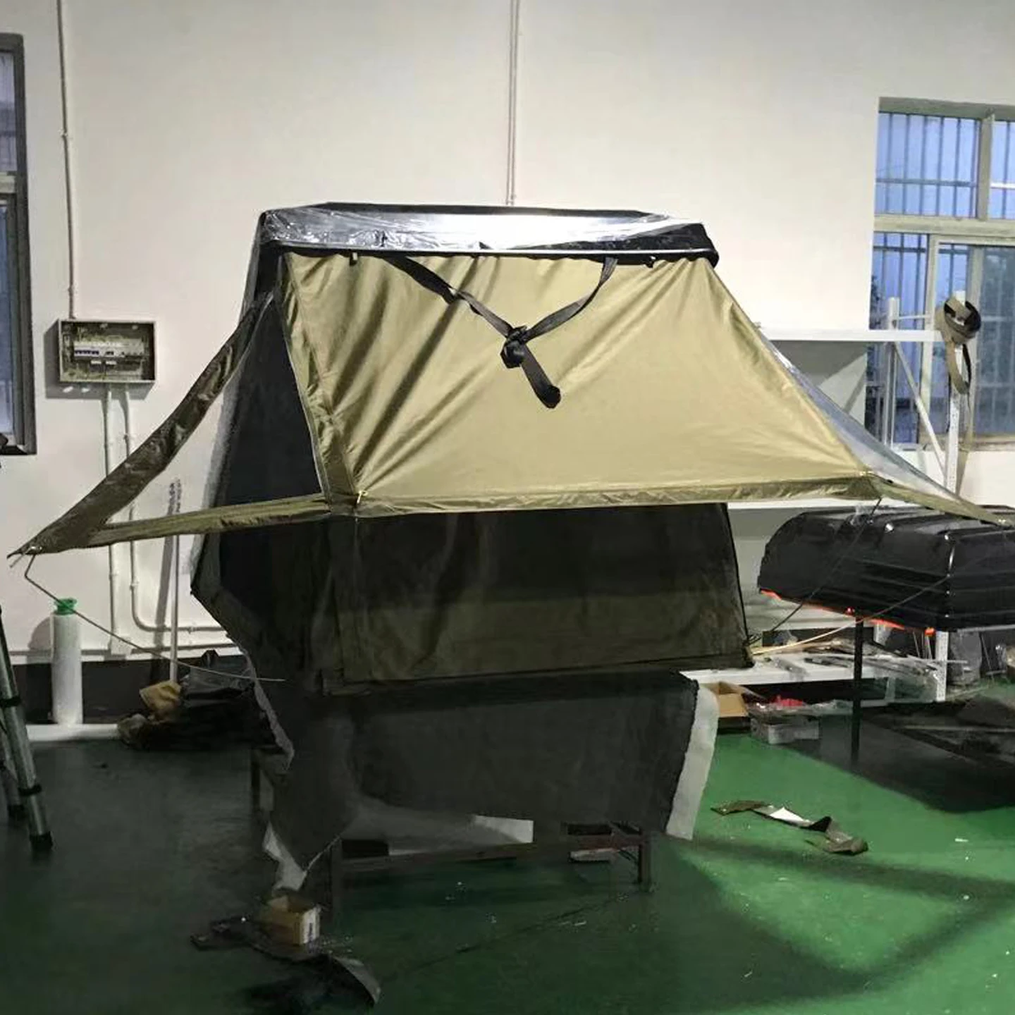 Customized 4x4 4wd ABS Triangular Hard Shell Roof Top Tent Outdoor 4-Person Camping Vehicle Car Trailer Canvas Roof Top Tent