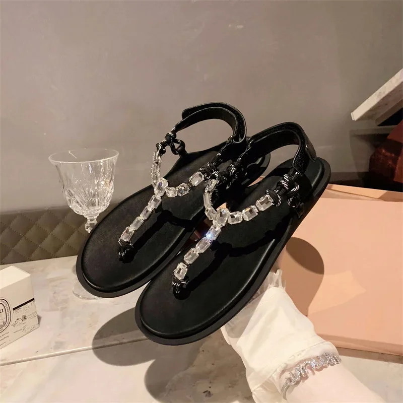 

Fashion Flip Flop 2024 Summer New Classics Split Toe Sandals Luxury Design Crystal Women Flats Black Rome Leisure Ladies Shoes