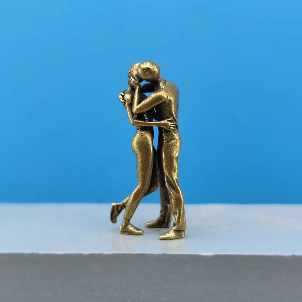 Brass Couple Figurine - Miniature Embracing Kissing Lovers Statue, Diorama Scenery Sand Table Decor Collectible Ornament