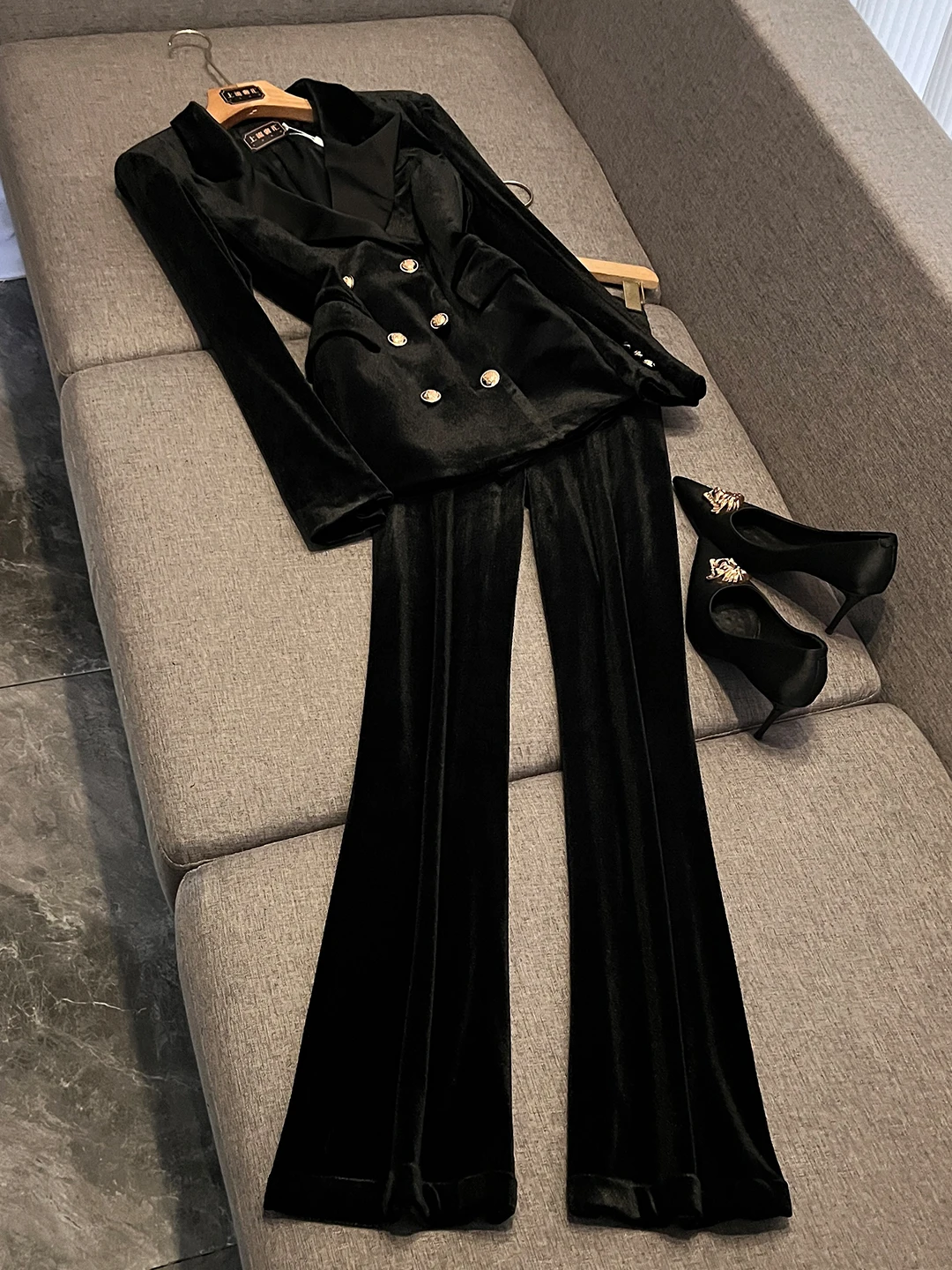 

Комплект женского двубортного костюма из черного бархата для бизнеса и работы в стиле Old Money, зима 2025, полиэстер