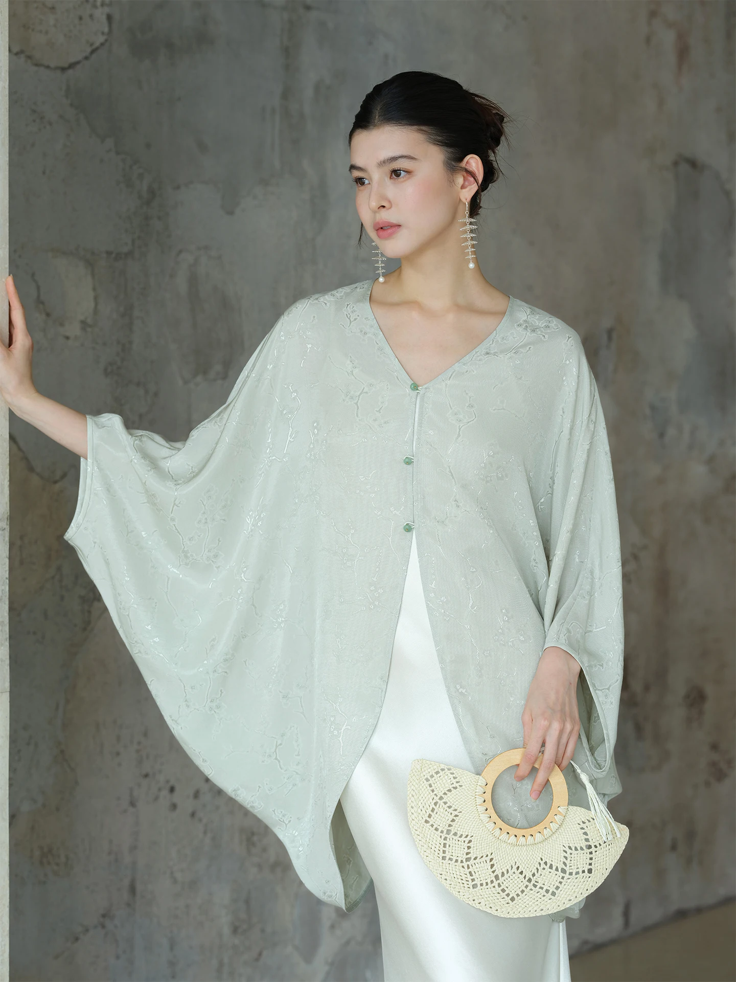 

Женская свободная шелковая блузка с вышивкой, весенне-осенняя, с рукавами «летучая мышь», в китайском стиле, с V-образным вырезом, средней длины