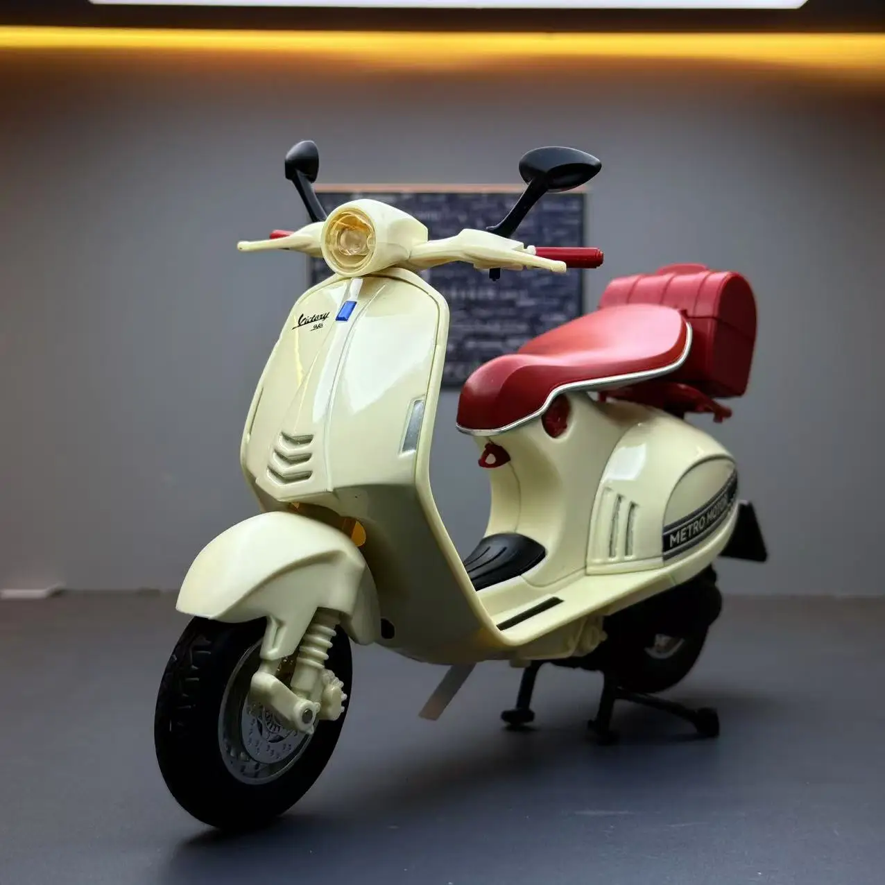 

1:12 Vespa 946 Motorcycle Toy Car Model Metal Vehicle Body Alloy Diecast Sound Light Birthday Christmas Gift