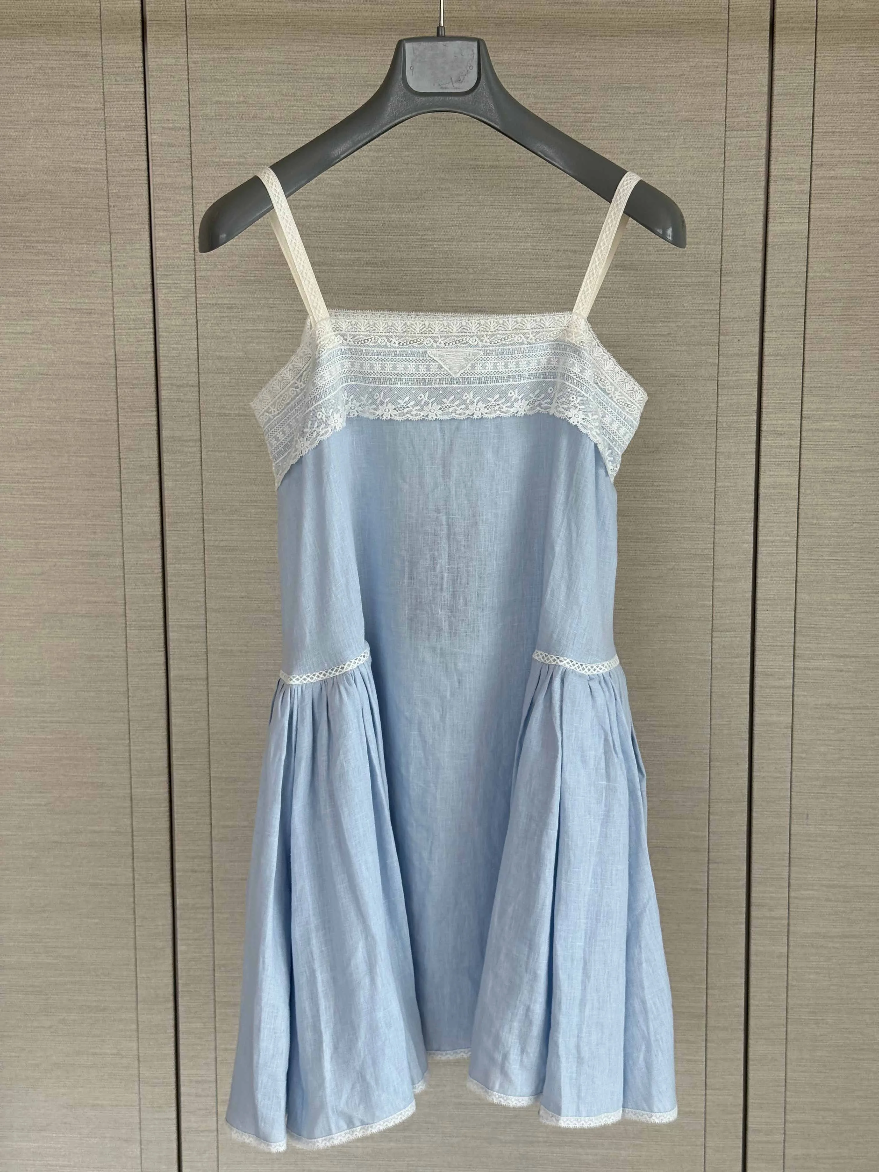 Image of 2026 Maßgeschneidertes Hellblaues Spitzenbesetztes Slip-Minikleid für Damen mit Spaghettiträgern und Ausgestelltem Leinenrock, Individuelles Logo, Lässiges Strandkleid