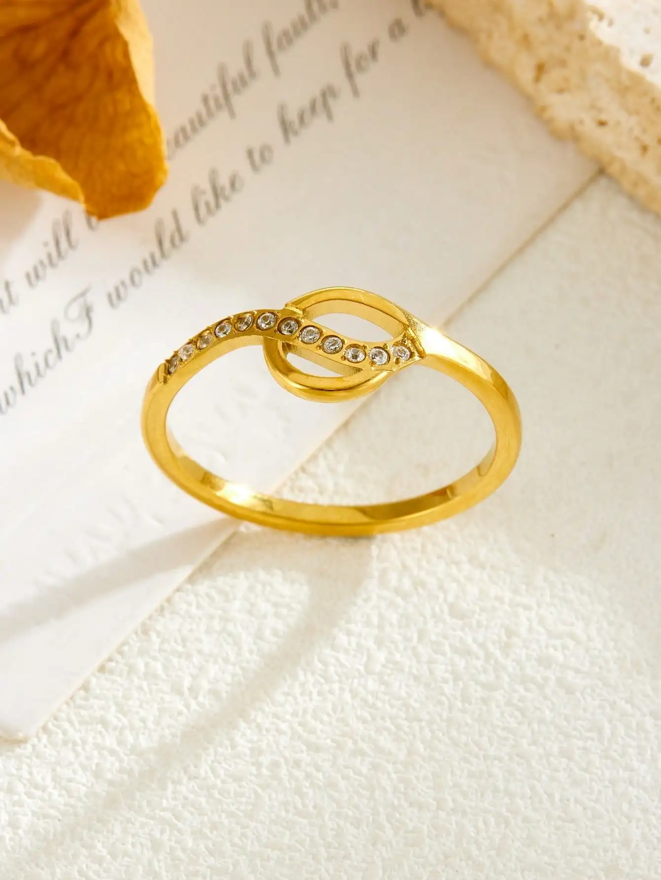 1 Piece of European and American Creative Wave-Patterned Intertwined Double-Ring Hollow Inlaid Artificial Zircon Ring, Stainless Steel 18K Gold Color Women's Hand Jewelry, Personalized Design, Fashionable and Versatile Ring, Stylish Women's Daily Wear Accessory, Gift-Giving