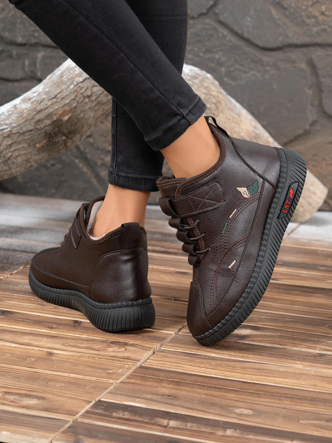 2026 Winter Damen Fleece-Gefütterte Leder-Stiefeletten Klettverschluss Stickerei Rutschfeste Weiche Gummisohle Warme Freizeitstiefel – Detail 11