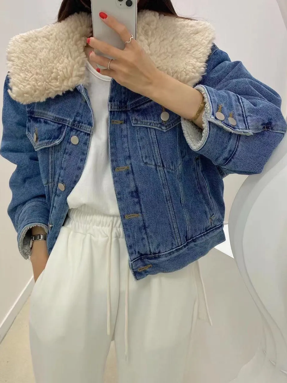 เสื้อโค้ทเดนิมผ้าฝ้ายแต่งปกขนแกะสไตล์เรโทรสุดชิคสำหรับผู้หญิง แฟชั่นฤดูหนาว อุ่นสบาย ปกใหญ่ ทรงสลิม