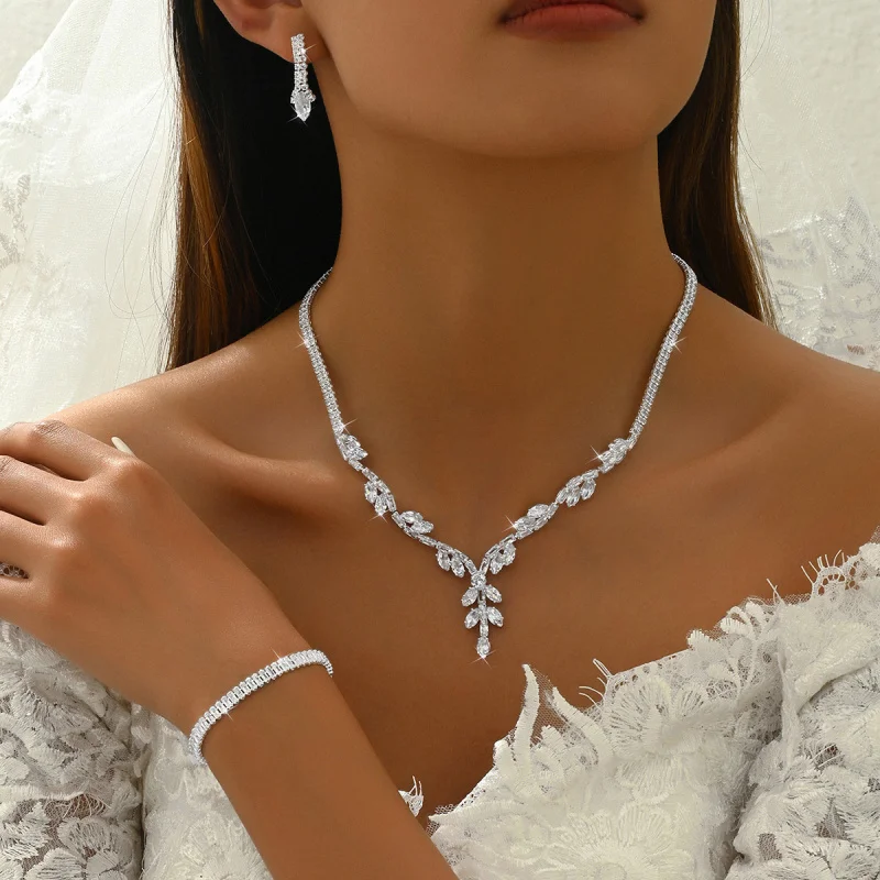 

Light Luxury Zircon Loose Diamond Bridal Jewelry Two-piece Set Wedding Dress Accessories Flower Earrings Necklace SetJewelrySet
