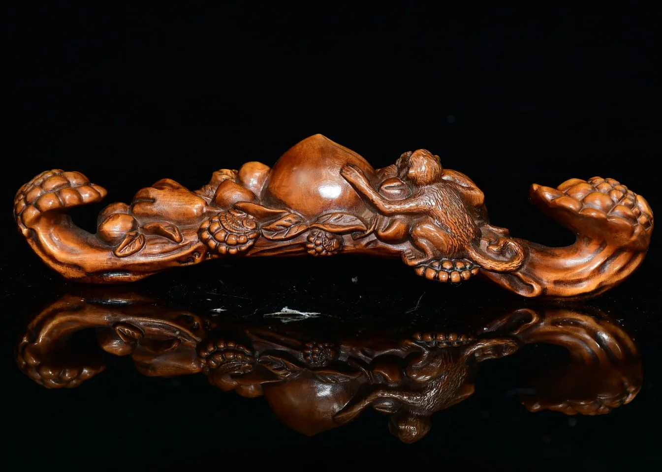 

The Classic Home Crafts Feature Beautiful Boxwood Ornaments With the Theme of Monkeys and Ruyi's Exquisite Craftsmanship