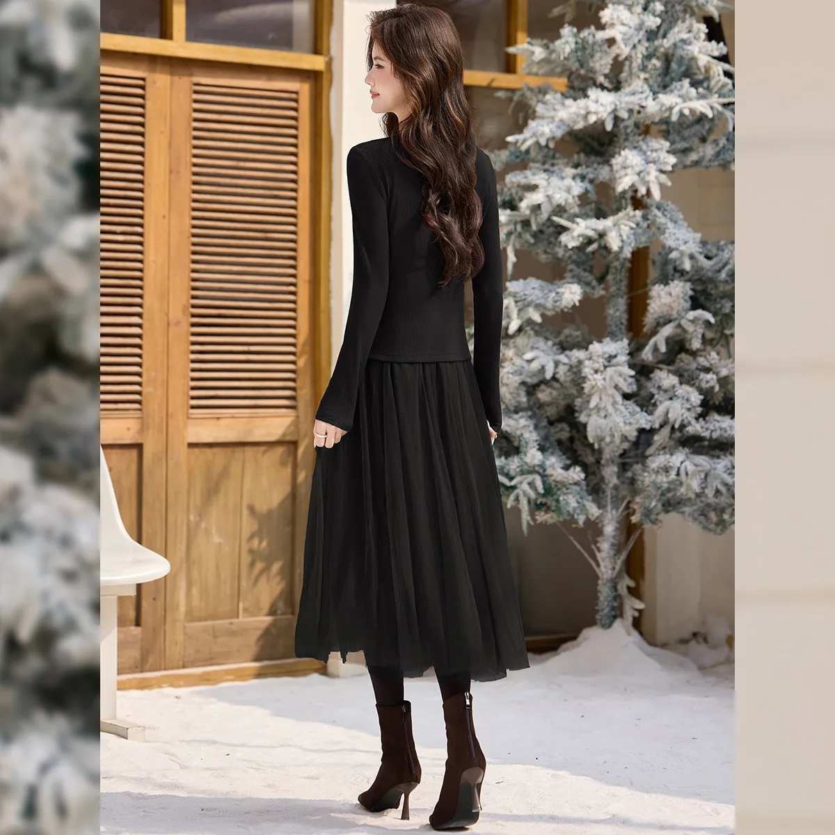 Ensemble deux pièces LOUIS YAO : Haut en maille et robe camisole en résille – Collection Automne/Hiver 2026 – Tenue élégante pour femme avec col en V, froncée et légèrement extensible