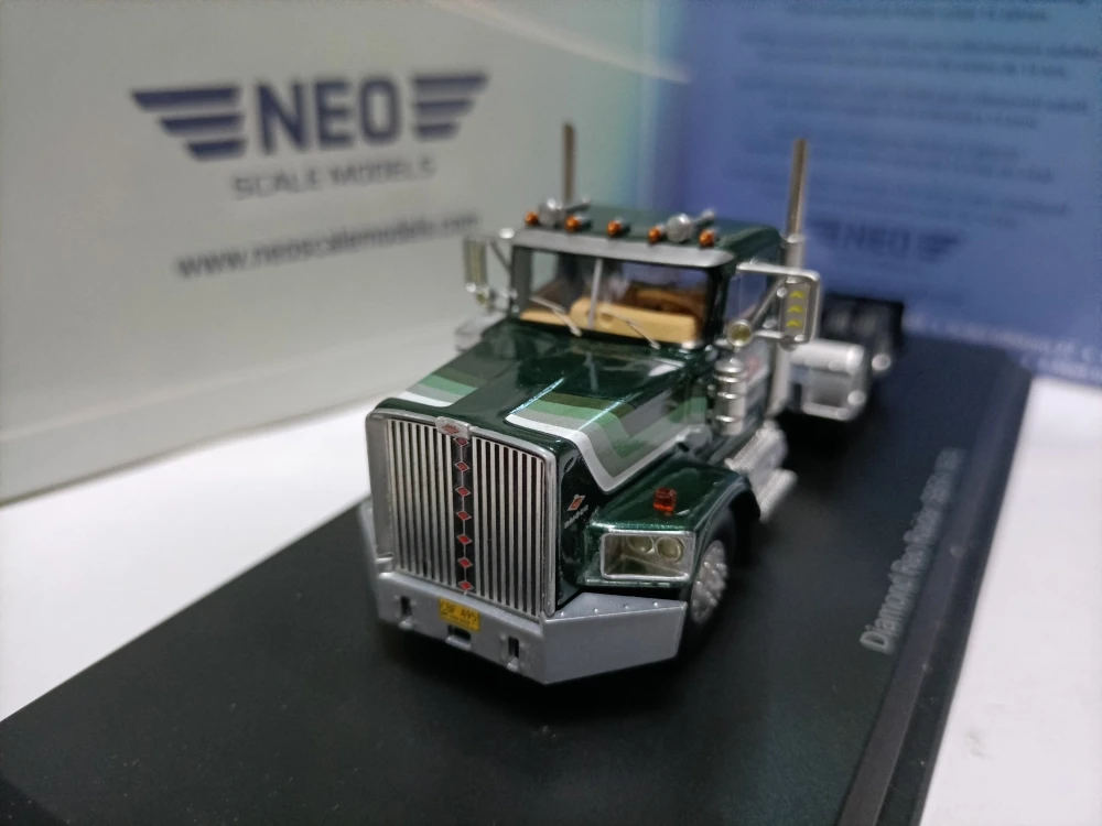 

Neo 1:64 Diamond Reo SBFA 1974 Trailer Simulation Limited Edition Resin Metal Static Car Model Toy Gift