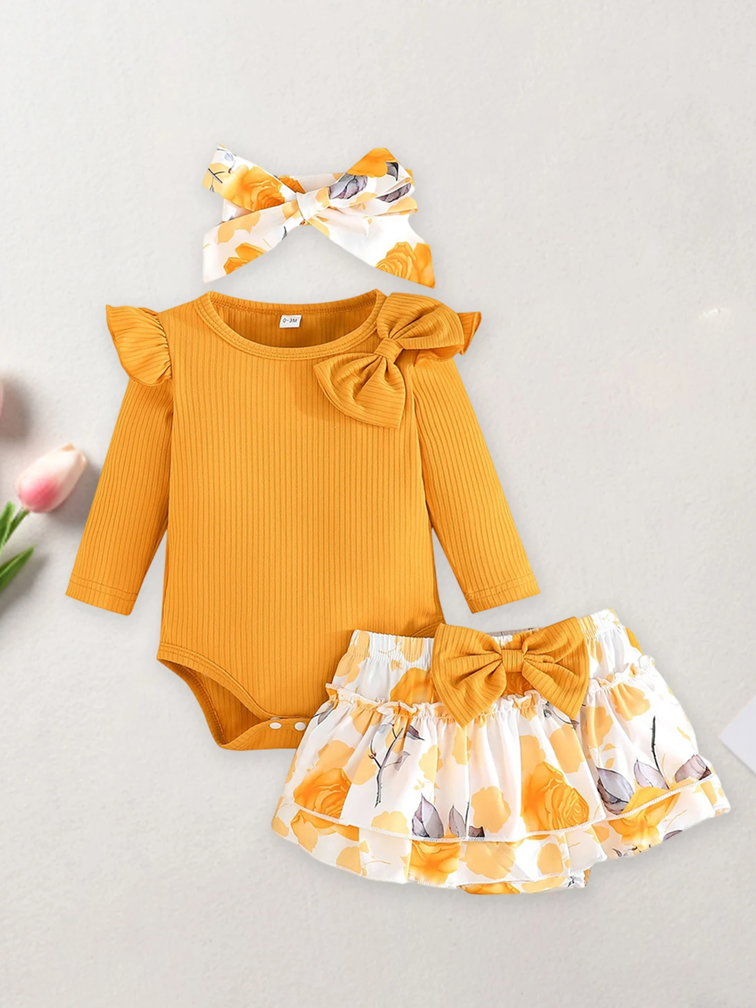 Romper lengan panjang 3 potong untuk bayi perempuan yang menggemaskan dengan detail pita, ikat kepala senada, dan rok bermotif