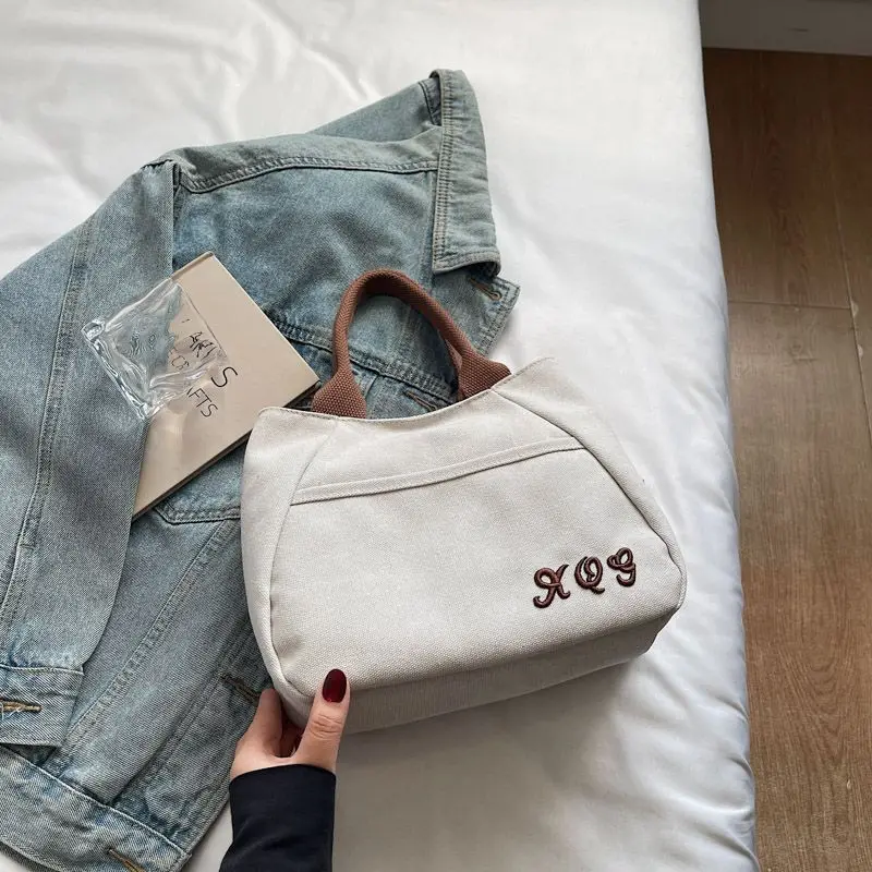 Retro-Canvas-Einkaufstasche zum Pendeln zur Arbeit. Kleine lässige Canvas-Tasche für Damen. Handgehaltene Tragetasche. – Detail 4