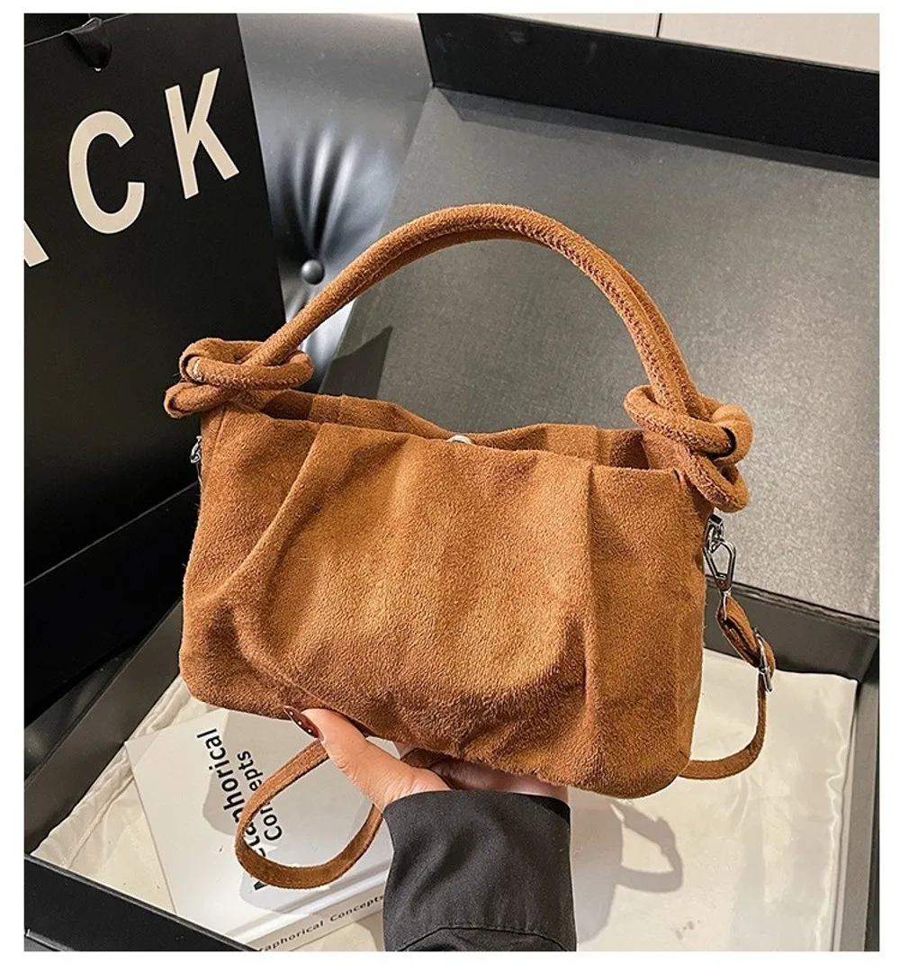 Retro-Stil Wildleder Umhängetasche mit Magnetverschluss Weicher Griff Schultertasche Faltenoptik Modische Handtasche für Damen – Detail 2