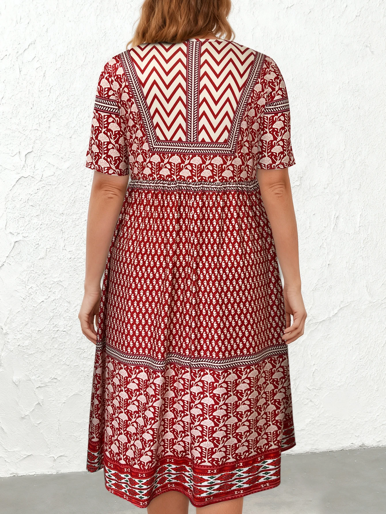 Rotes Midikleid mit ethnischem Print in Übergröße, sommerliches, lässiges, kurzärmliges, lockeres Sommerkleid mit Rundhalsausschnitt und Seitentaschen – Detail 3
