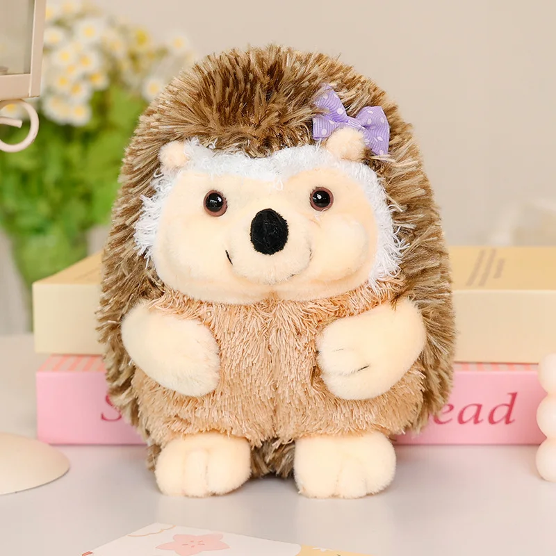 ตุ๊กตาเม่นน่ารัก ของเล่นตุ๊กตาสัตว์เลี้ยง ตุ๊กตาสัตว์น่ารัก หมอนรองหลังรูปโบว์ ของขวัญนุ่มนิ่มสำหรับเด็ก