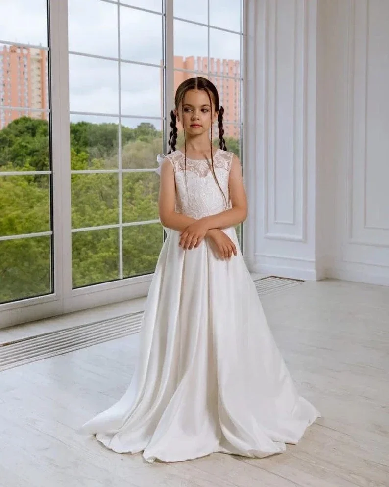 ホワイトフラワーガールドレス サテンフラワーガールドレス レース付き トレイン ジュニアブライドメイド キッズベビードレス 女の子用ページェントドレス