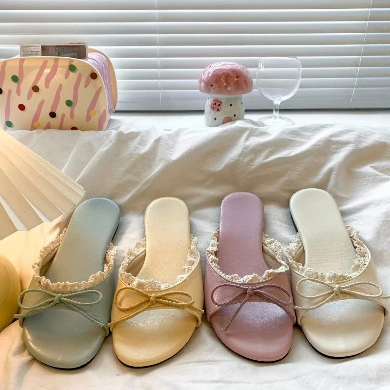 

Сандалии и шлепанцы для женщин на лето 2026: Новинка в стиле феи с кружевом и бантом, плоские шлепанцы-флипфлопы под юбку