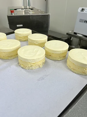 آلة تشكيل الكعك الأوتوماتيكية الكاملة آلة تشكيل الكب كيك للبيع خط إنتاج صنع الكعك عالي الكفاءة