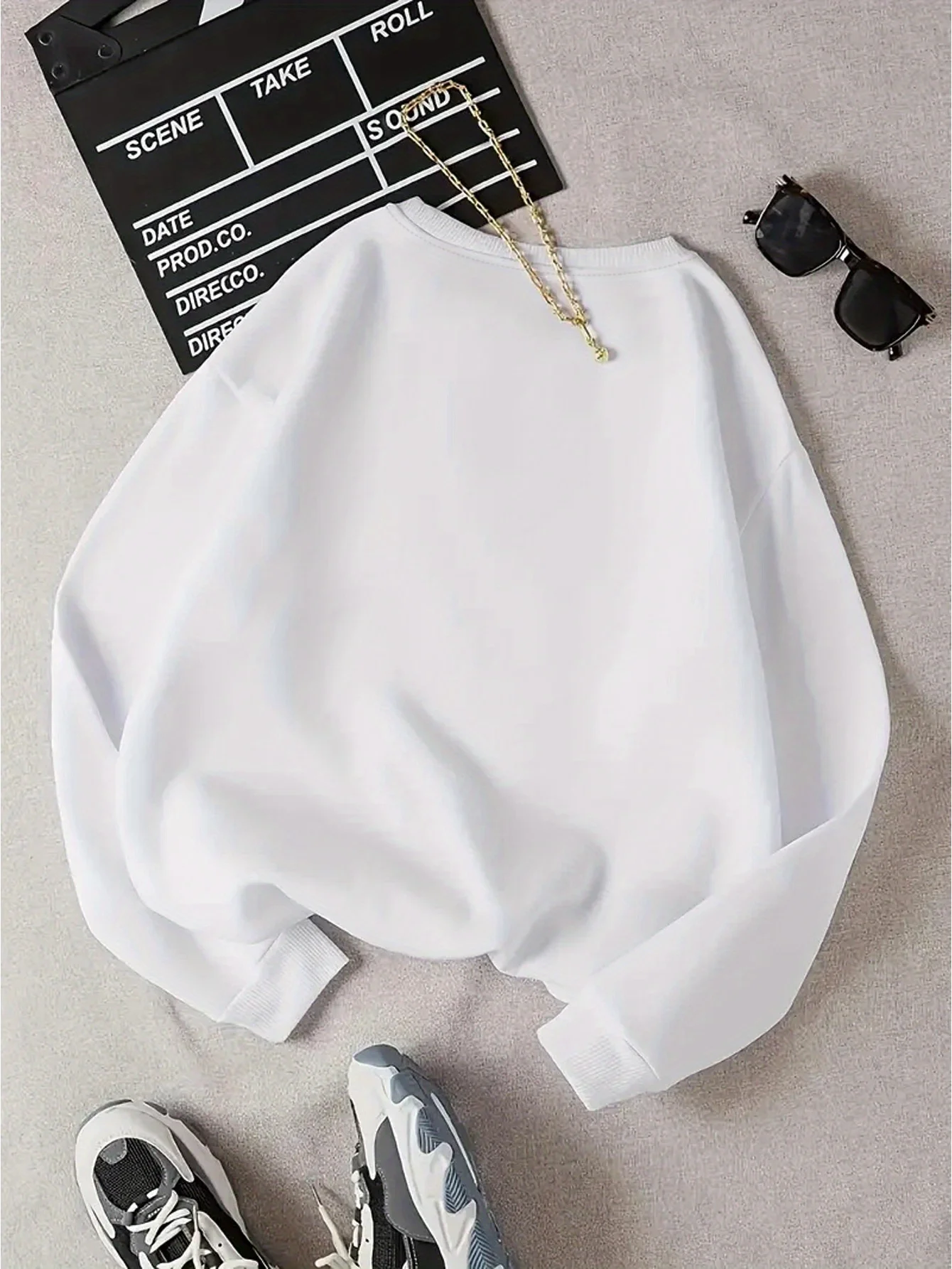 سويت شيرت نسائي ميكي وميني، دونالد داك، جوفي بلوتو ودونالد داك كاسل، بلوفر رسمي للمنتجع العالمي باللون الرمادي الناعم