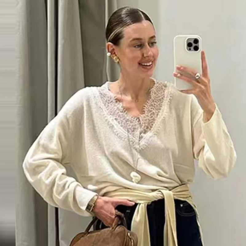 HXAO الدانتيل البلوز المرأة سترة الخريف 2025 السيدات موضة خفيفة الخامس الرقبة طويلة الأكمام لاعبا شيك البيج الصوف المخلوطة تريكو