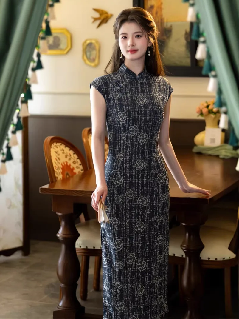 

Новинка Весна/Лето 2026: Ретро-ципао в китайском стиле, приталенное, с воротником-стойкой, жаккардовым узором «Розы», без рукавов, с низким разрезом, длинное.