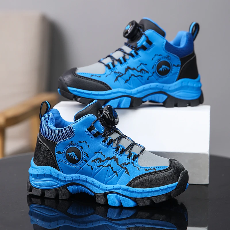 A pair of children's twist lock outdoor trainers, thick supportive sole, impact-resistant toe cap for field activities BD-5833