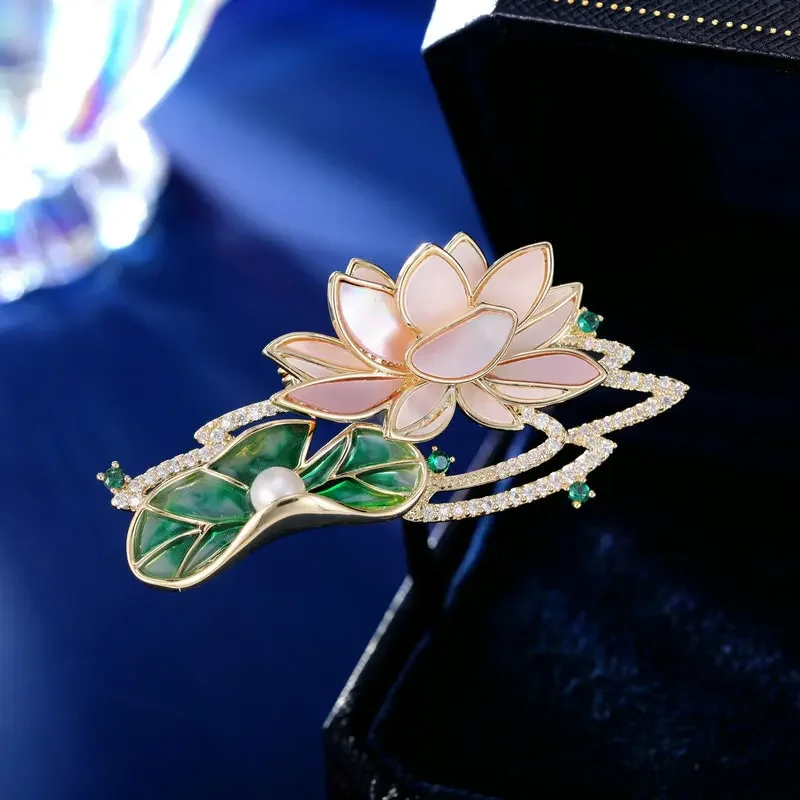 

2025A cheongsam and Hanfu chest brooch with a female oil-dripping lotus leaf and a natural mother-of-pearl lotus