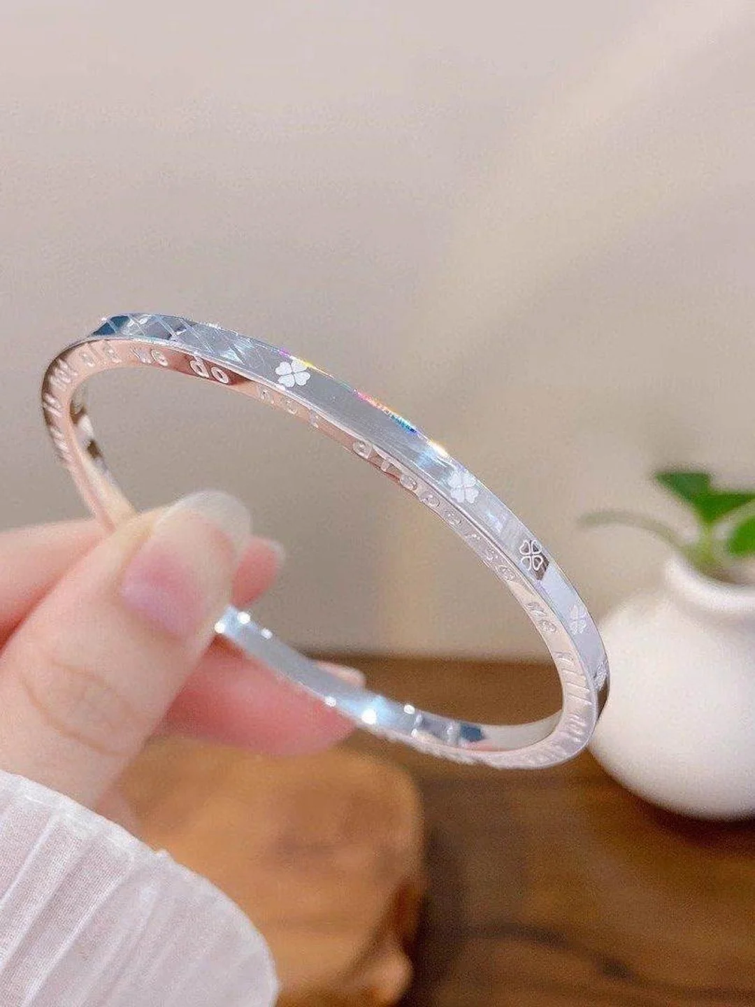 bracciale-impilabile-dal-design-moderno-con-quadrifoglio-portafortuna-regalo-di-san-valentino-per-la-fidanzata-chiusura-alla-moda