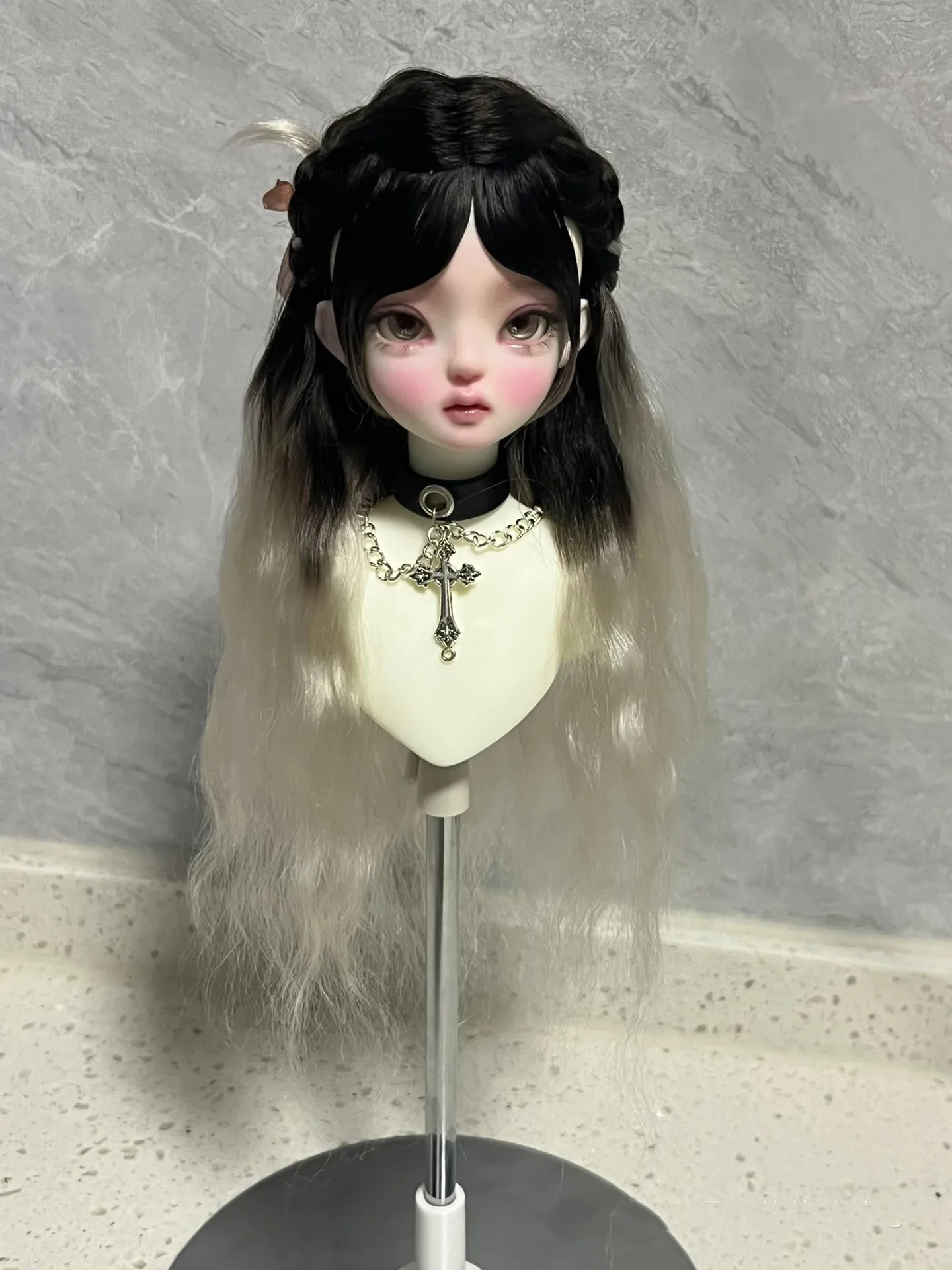 

Черно-белый парик в градиентном стиле 1/4 Парик с жесткой головкой куклы BJD