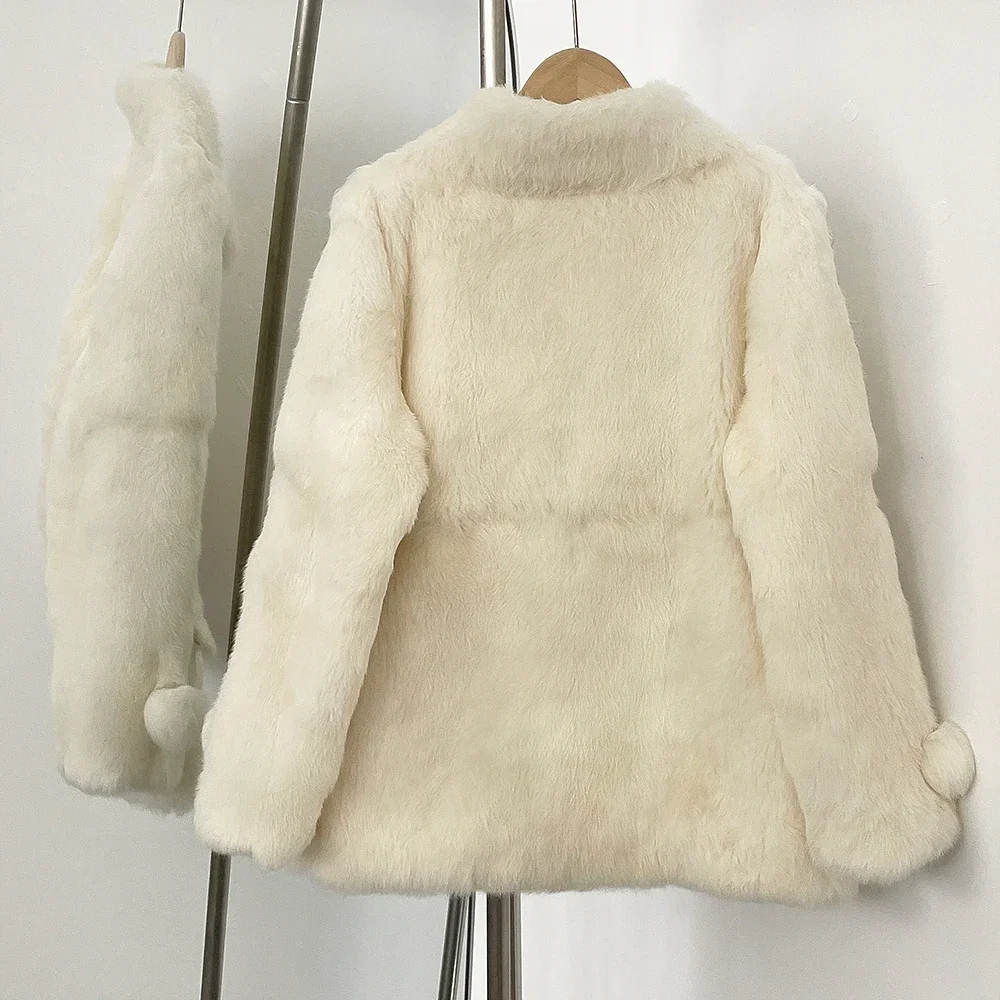سترة من الفرو الحقيقي لعام 2025 ملابس خارجية نسائية شتوية جديدة سترة من فراء الأرانب الطبيعي معطف فرو دافئ ملابس نسائية كروية للسيدات