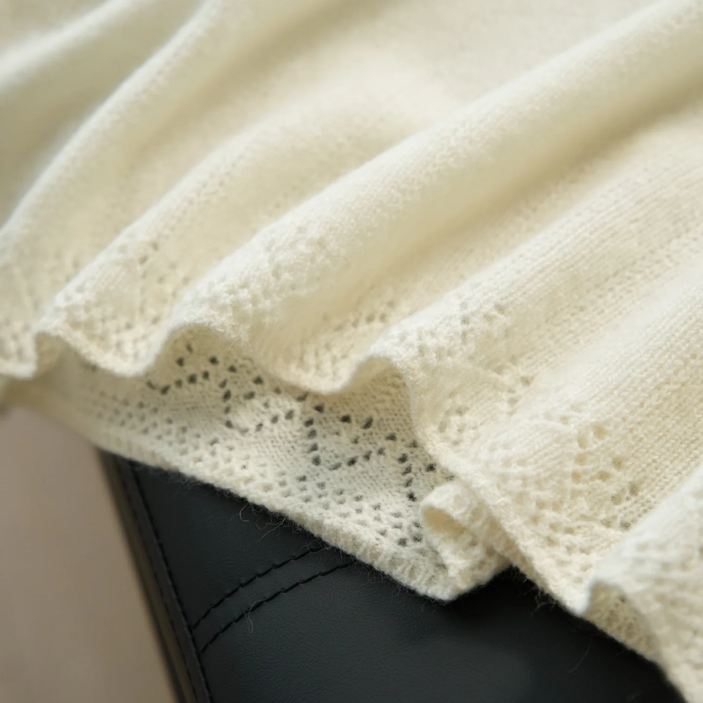 เสื้อสเวตเตอร์คอวีเรียบง่ายสำหรับผู้หญิง ทรงปกติ ผลิตภัณฑ์พิเศษสำหรับขายออนไลน์ ผสมขนแกะและขนกระต่าย เนื้อบางเบา เหมาะสำหรับฤดูใบไม้ร่วง สไตล์ลำลอง