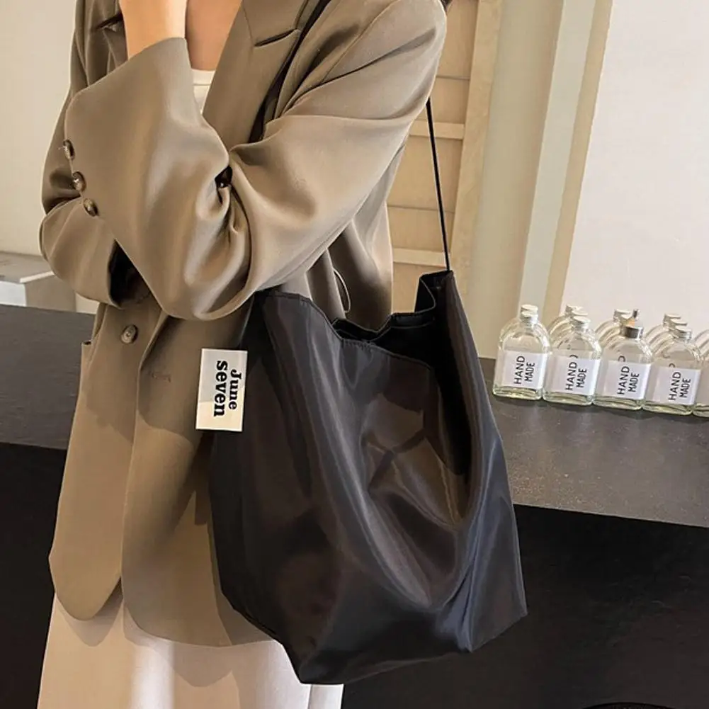 Neu eingetroffene große Nylon-Umhängetasche für Damen, minimalistischer, lässiger Stil, Vintage-Einkaufstasche mit Kordelzug und Schnalle – Detail 12