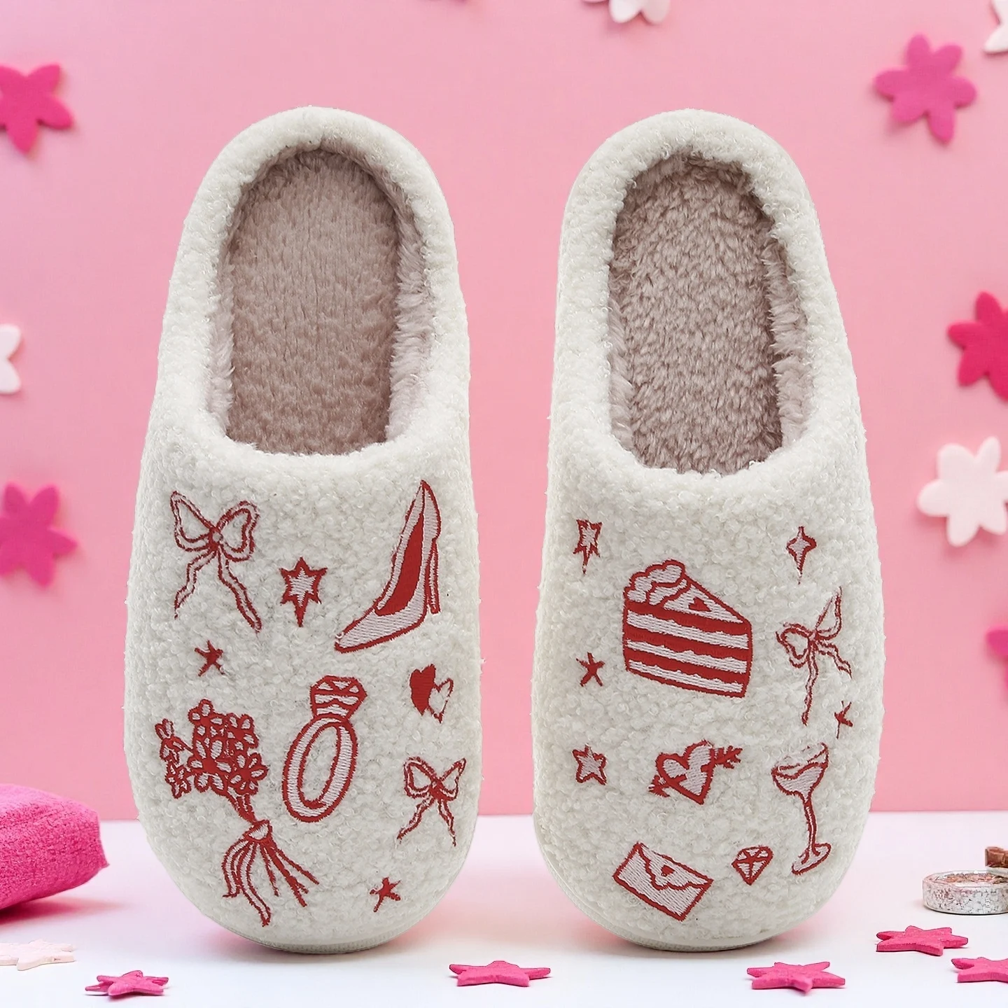Ins-Style Girly Red-Toned Asymmetrical Embroidered Pattern Fur Slippers with Cake, Wine Glass, and Bow Elements, Romantic Wedding-Themed Embroidered Plush Slippers, Autumn and Winter Thickened Warm Non-Slip Soft-Soled Indoor Home Slippers, Bride and Bridesmaid Gift, Ambiance-Enhancing Indoor Home Slippers