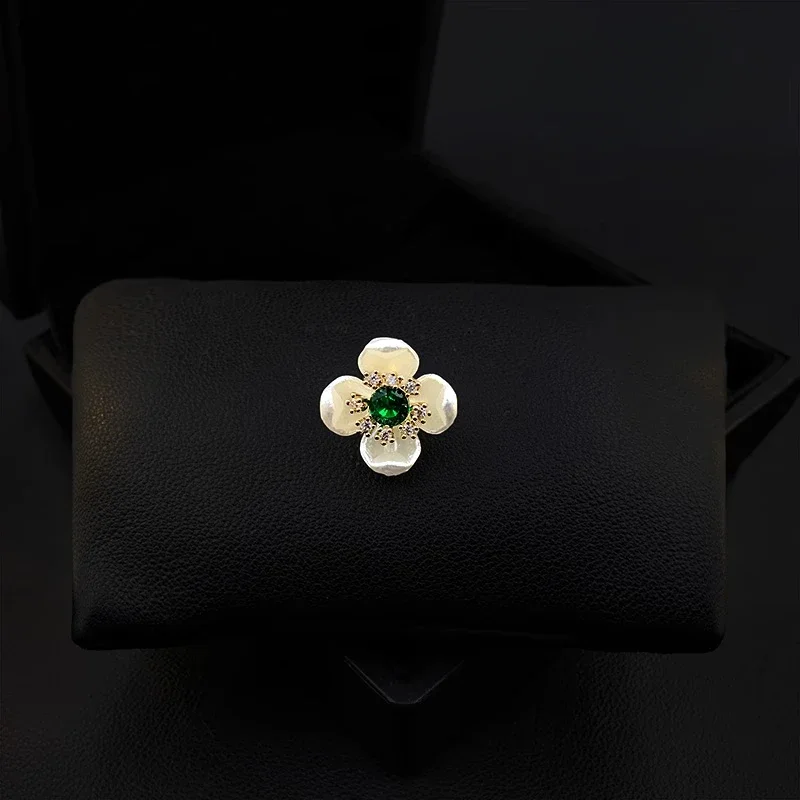 

Small White Flower Brooch for Women Suit Shirt Anti-Exposure Collar Pin Cardigan Decoration Accessories Rhinestone Jewelry 5192