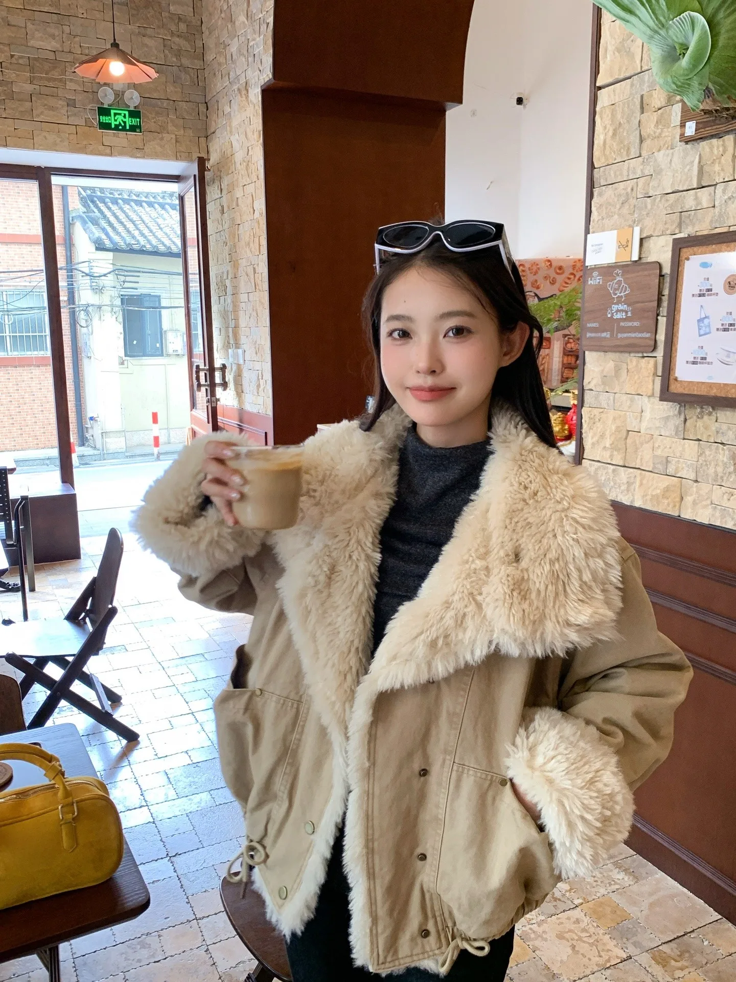 

Ретро-куртка из денима с коротким рукавом, теплая хлопковая куртка для мотоциклистов, уникальная универсальная модель с воротником из искусственного меха, утепленная зимняя верхняя одежда